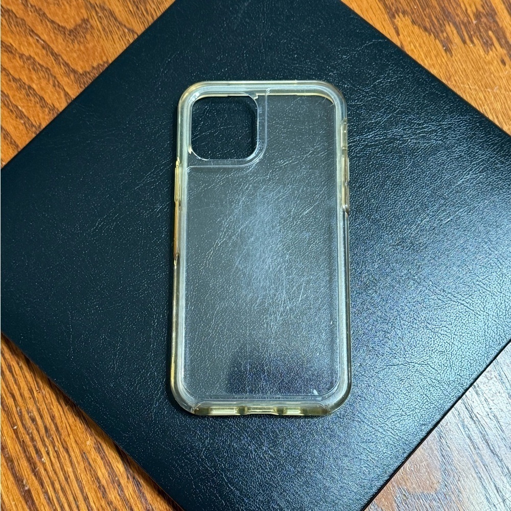 OtterBox Symmetry Series iPhone 12 Case Clear Transparent